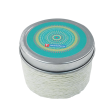 Vela perfumada de vainilla en recipiente metálico plateado con tapa cerrada decorada en turquesa y dorado