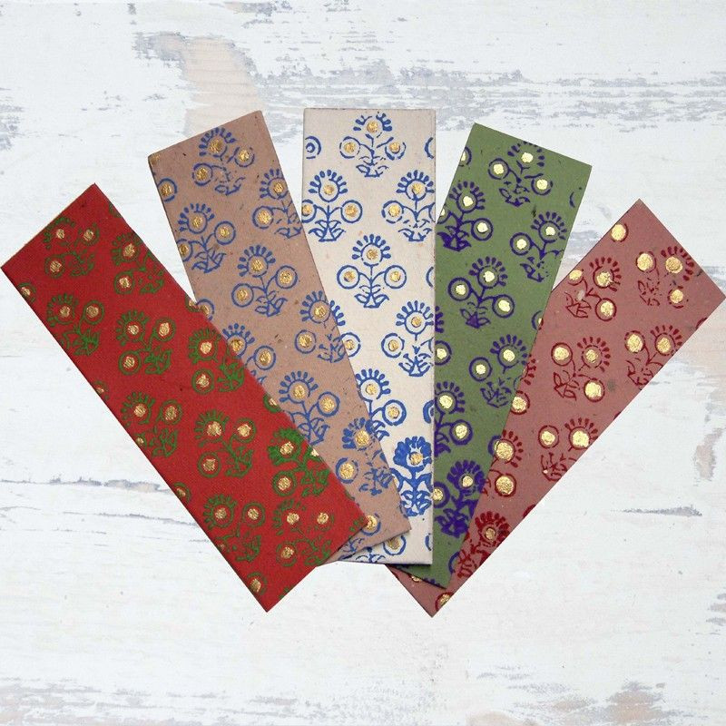 Conjunto de cinco marcapáginas de papel reciclado con estampados florales Kalamkari rojo, beige, blanco, verde y rosa