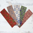 Conjunto de cinco marcapáginas de papel reciclado con estampados florales Kalamkari rojo, beige, blanco, verde y rosa
