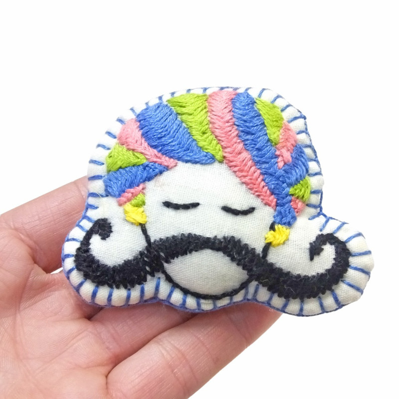 Broches tela bordados