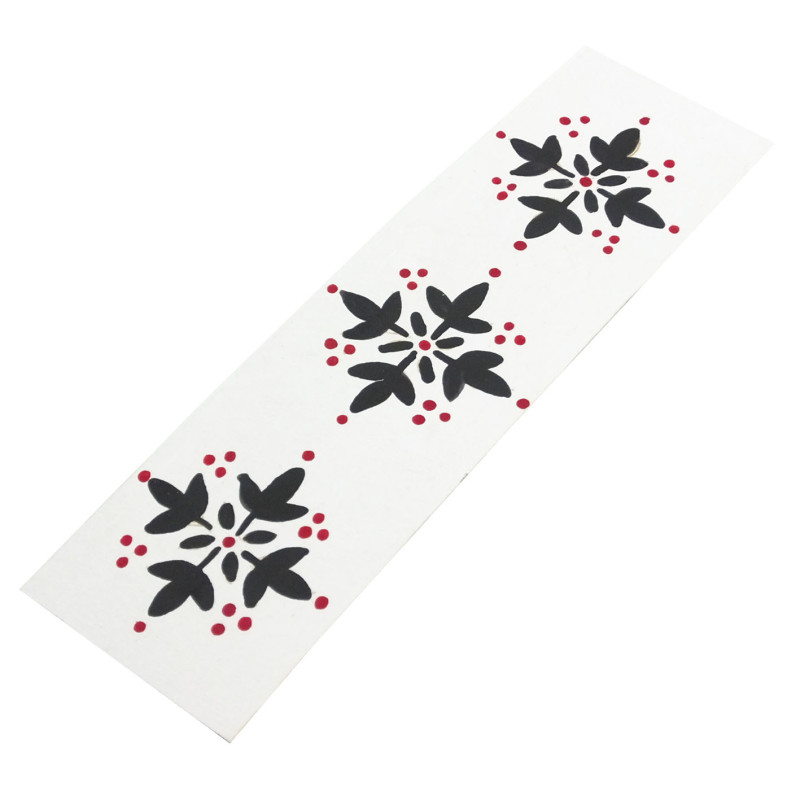Marcapáginas de papel reciclado con estampado floral en color negro y detalles de pequeños puntos rojos