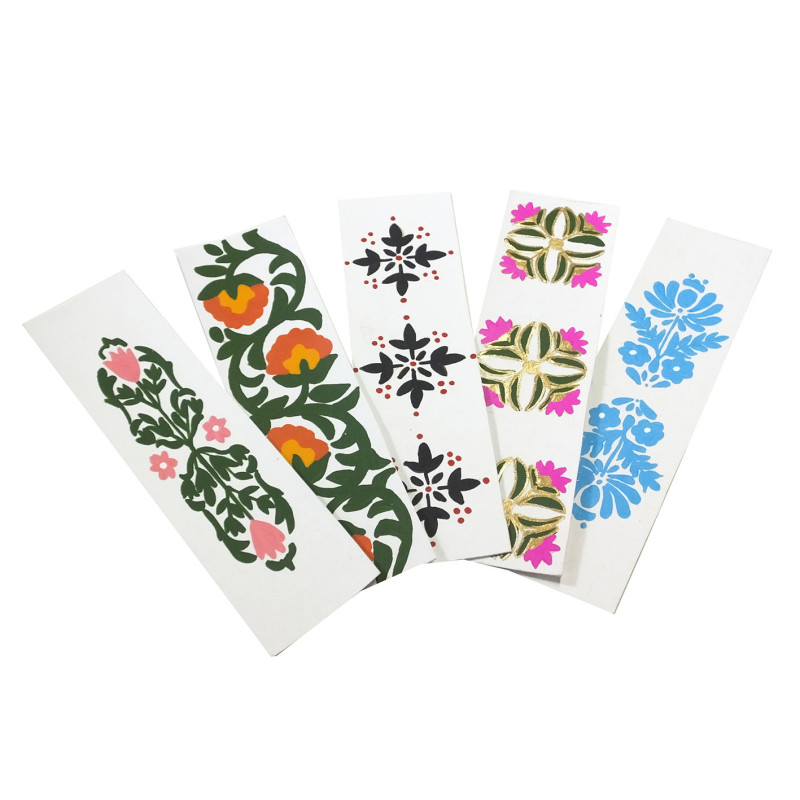 Conjunto de marcapáginas de papel reciclado con estampados botánicos en diferentes diseños florales y colores