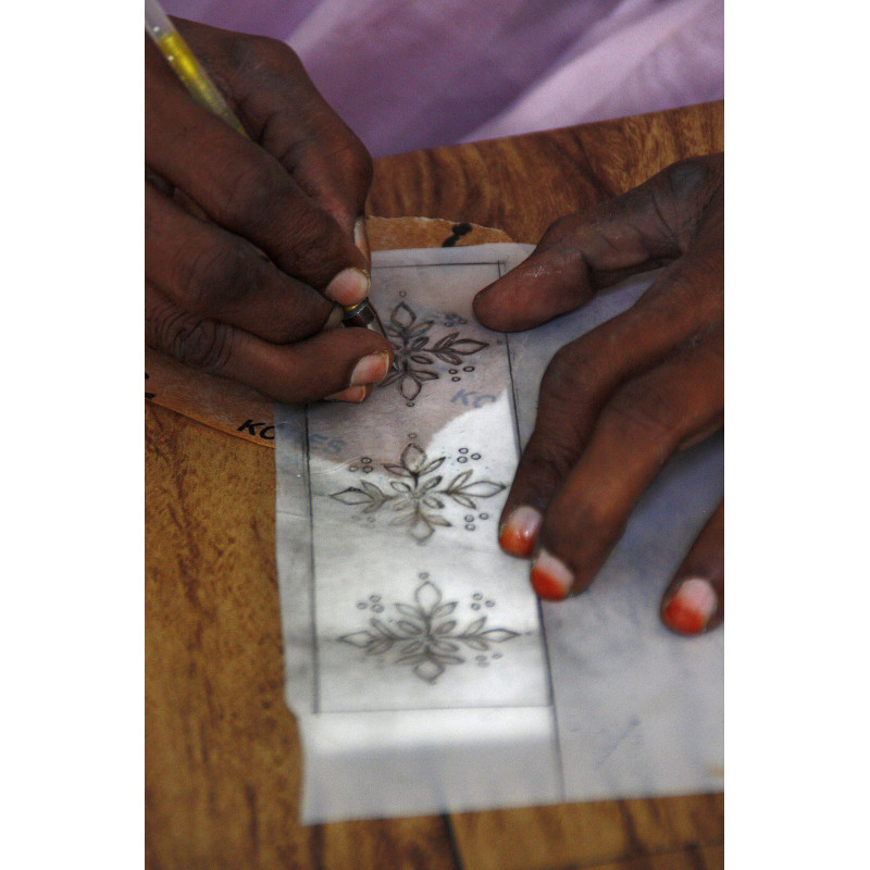 Proceso artesanal de estampado manual de un marcapáginas Botánic sobre papel reciclado