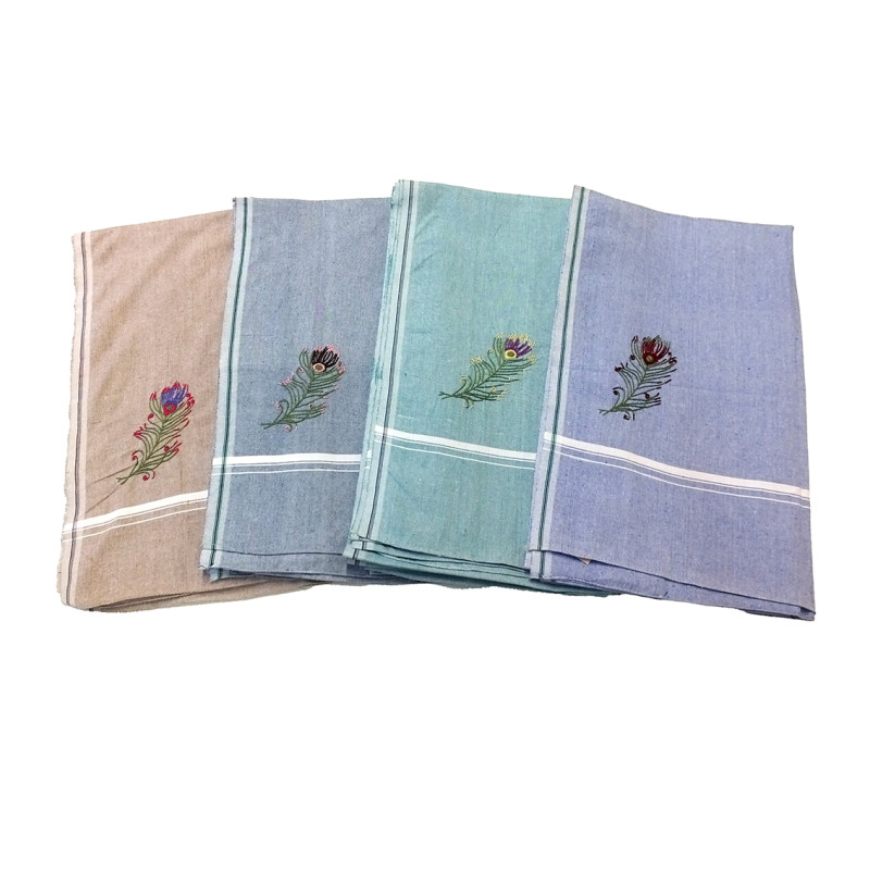 Mantel pluma bordada