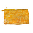 Monedero Sari amarillo con bordados artesanales y cierre de cremallera elaborado a mano en India