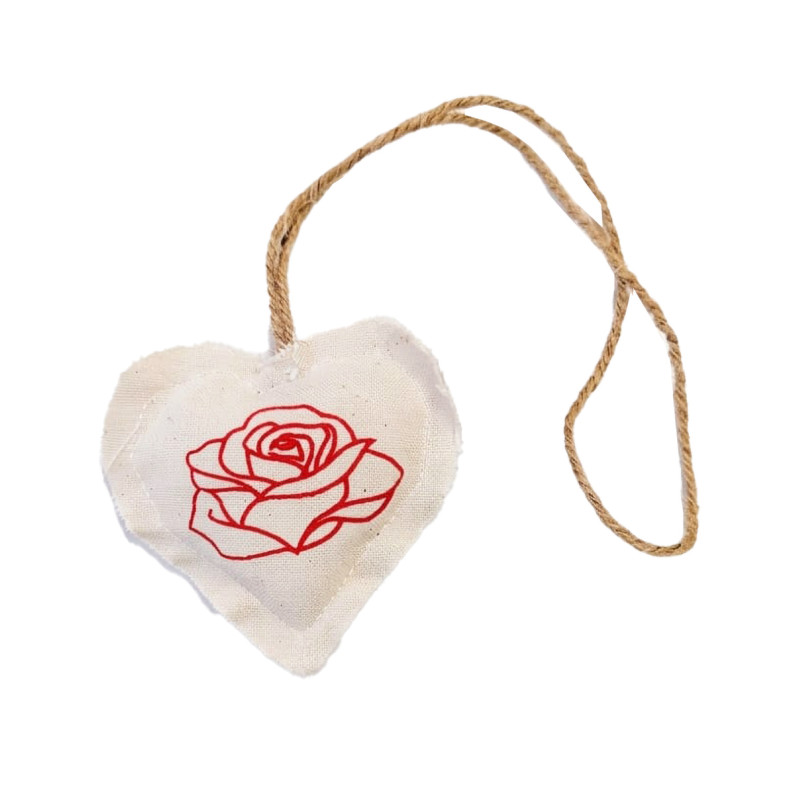 Colgante decorativo de tela con forma de corazón y dibujo de rosa roja, con cordón para colgar