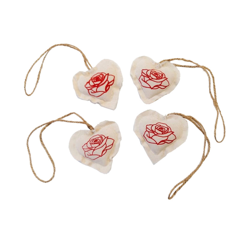 Cuatro colgantes decorativos de tela con forma de corazón, ilustración de rosa roja y cordón para colgar