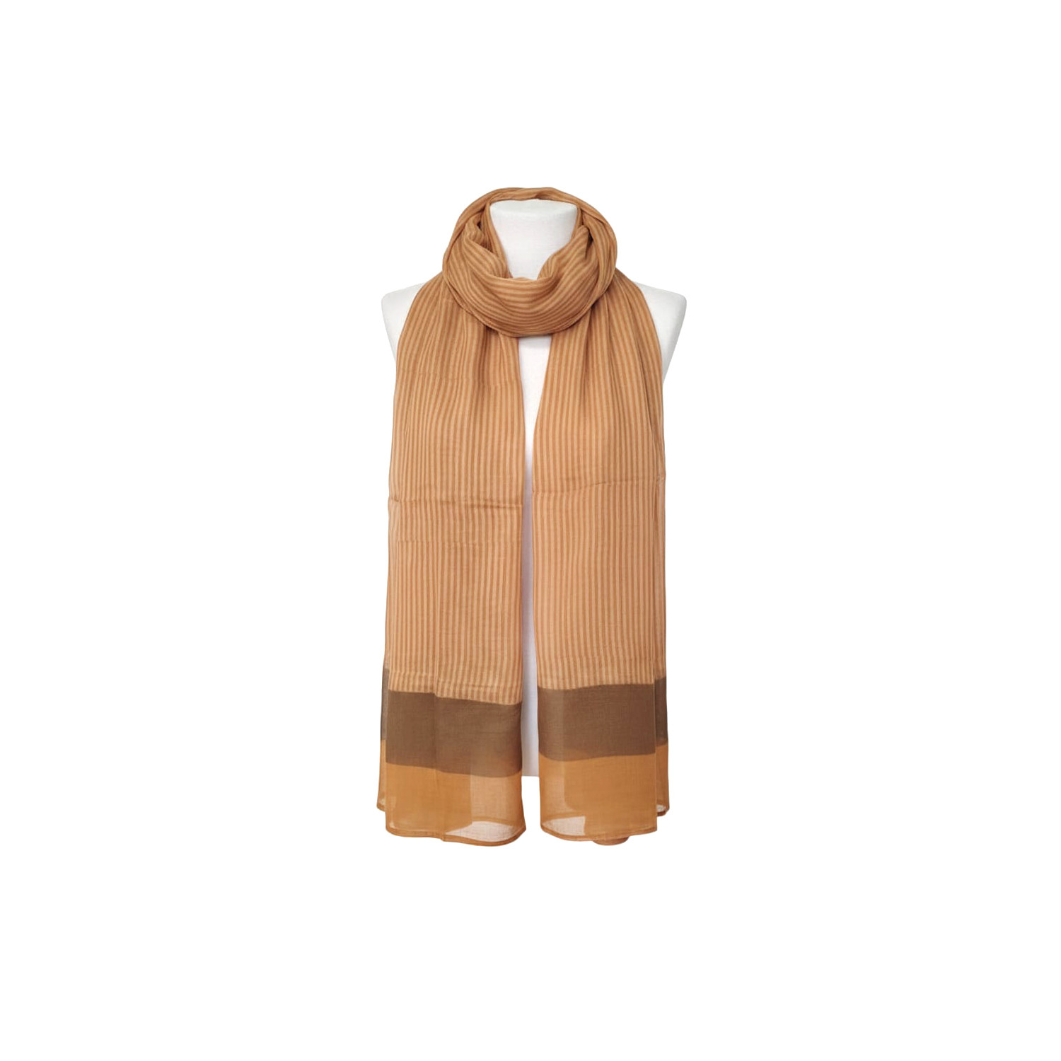Fular de algodón marrón claro con finas rayas verticales y acabado bicolor en tonos tierra, presentado sobre maniquí blanco