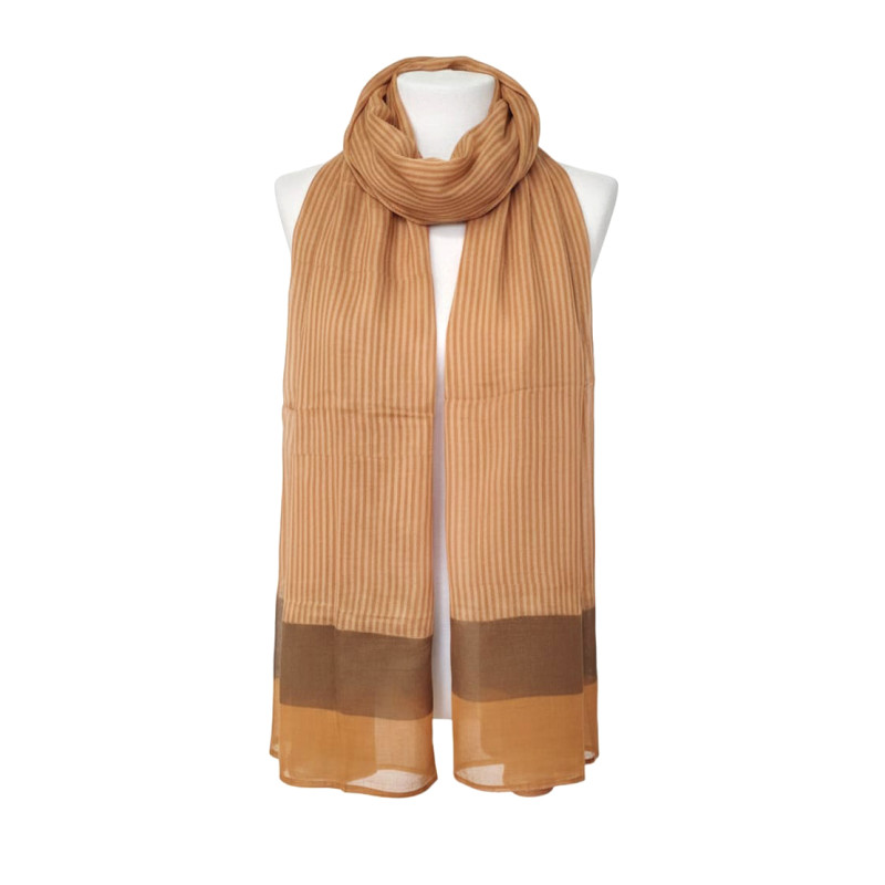 Fular de algodón marrón claro con finas rayas verticales y acabado bicolor en tonos tierra, presentado sobre maniquí blanco