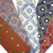 Cinco marcapáginas de papel reciclado con estampados florales Kalamkari en tonos rojo, beige, blanco, verde y burdeos